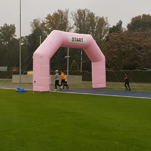Opblaasbare Boog Roze 10,2 x 5,8 mtr start/ finish, open dag, welkom/ tot ziens
